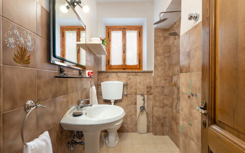 Villa Fornaci: Lavabo Del Baño, Baño, Asiento Del Baño, Lavabo, Arreglo De Tubería, Baño, Piso, Diseño De Interiores, Grifo, Suelo