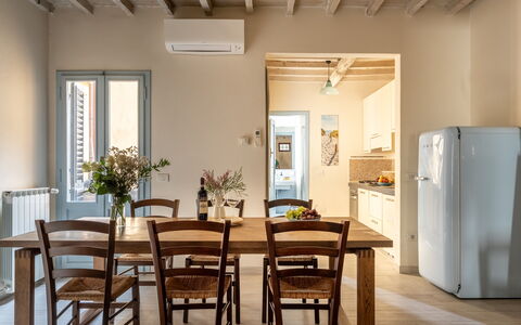 San Cristofano Blu Apartment Santa Croce, Florence: Mueble, Piso, Diseño De Interiores, Madera, Suelo, Mesa, Cocina Y Comedor Mesa, Silla, Techo, Comedor