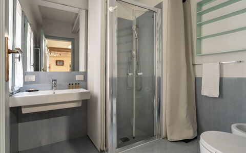 San Cristofano Blu Apartment Santa Croce, Florence: Baño, Arreglo De Tubería, Diseño De Interiores, Piso, Suelo, Lavabo, Lavabo Del Baño, Grifo, Habitación, Plomería