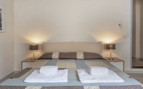 San Cristofano Blu Apartment Santa Croce, Florence: Mueble, Cama, Diseño De Interiores, Habitación, Suelo, Piso, Madera, Lecho, Habitación, Techo