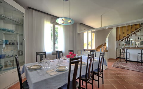 Villa Adriana: Mueble, Diseño De Interiores, Piso, Techo, Mesa, Silla, Comedor, Lámpara, Cocina Y Comedor Mesa, Encendiendo