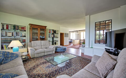 Villa Adriana: Mueble, Diseño De Interiores, Piso, Suelo, Sofá, Madera, Techo, Habitación, Sala, Encendiendo