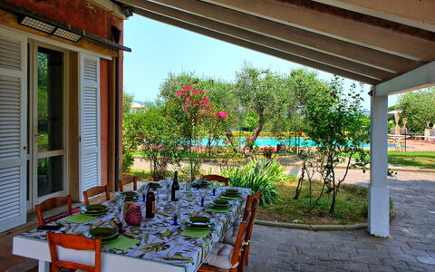 Villa Adriana: Mueble, Mesa, Silla, Mueble Para Exteriores, Cocina Y Comedor Mesa, Mesa Al Aire Libre, Jardín, Sombra, Patio Interior, Yarda