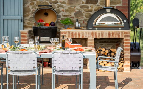 Casale Sunset: Mueble, Mueble Para Exteriores, Mesa, Mesa Al Aire Libre, Silla, Cocina Y Comedor Mesa, Patio, Restaurante, Comida, Mesa De Café