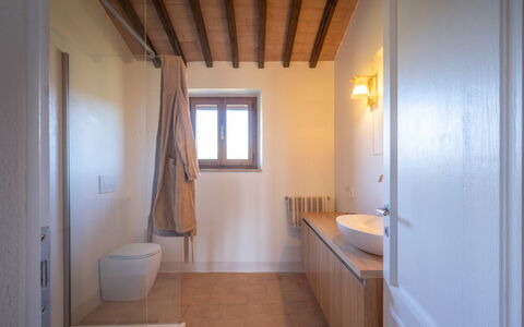 Casale Sunset: Pared, Piso, Arreglo De Tubería, Suelo, Madera, Baño, Diseño De Interiores, Techo, Arquitectura, Grifo