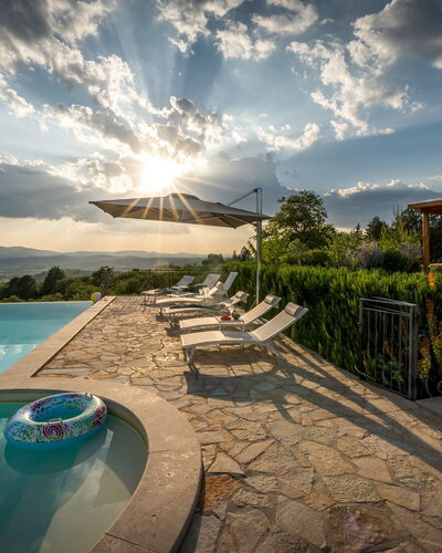 Casale Sunset: Piscina, Paisaje, Luz De Sol, Eco Hotel, Recurso, Mueble Para Exteriores, Ocio, Paisajismo, Noche, Paraguas
