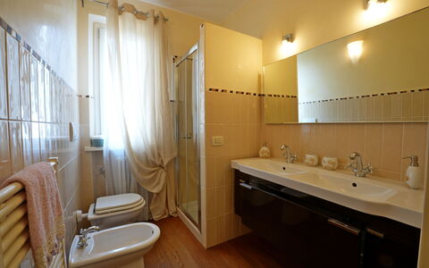 Uno Sguardo sul Mare: Baño, Arreglo De Tubería, Lavabo Del Baño, Piso, Diseño De Interiores, Lavabo, Suelo, Grifo, Plomería, Encendiendo