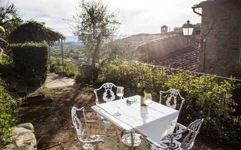 Il Canto Del Maggio: Mueble, Silla, Mueble Para Exteriores, Hacienda, Planta De Casa, Patio, Yarda, Mesa Al Aire Libre, Patio Interior, Balcón