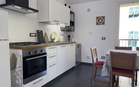 Anne-britt Home: Aparato De Cocina, Cocina, Mueble, Mostrador, Electrodoméstico, Piso, Diseño De Interiores, Gabinetes, Madera, Suelo