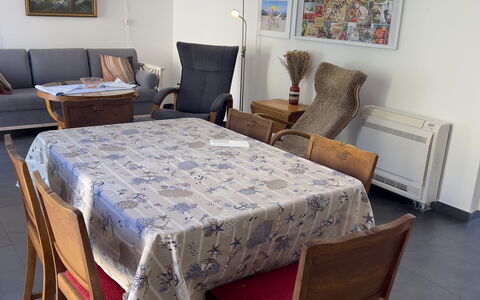 Anne-britt Home: Mueble, Piso, Diseño De Interiores, Silla, Suelo, Mesa, Madera, Cocina Y Comedor Mesa, Textil, Comedor