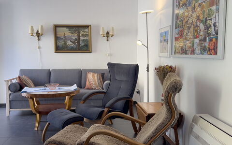 Anne-britt Home: Mueble, Piso, Diseño De Interiores, Madera, Suelo, Silla, Encendiendo, Sala, Habitación, Casa