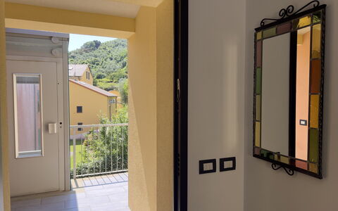 Anne-britt Home: Pared, Puerta, Departamento, Vaso, Inicio De La Puerta, Manchas De Madera, Balcón, Sombra, Diseño, Madera Dura