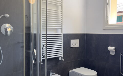 Anne-britt Home: Arreglo De Tubería, Baño, Piso, Asiento Del Baño, Baño, Diseño De Interiores, Suelo, Plomería, Lavabo, Grifo