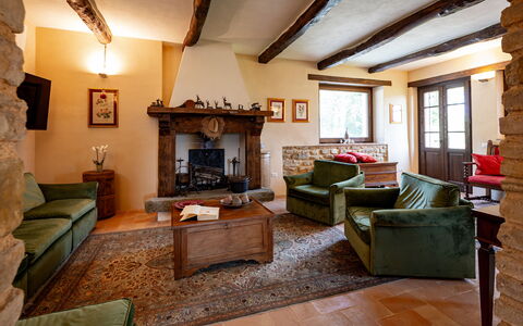 Casale Isidoro: Mueble, Diseño De Interiores, Pared, Sofá, Madera, Piso, Sala, Habitación, Marco, Mesa