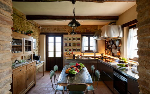 Casale Isidoro: Mueble, Diseño De Interiores, Cocina, Piso, Silla, Madera, Mesa, Techo, Lámpara, Cocina Y Comedor Mesa