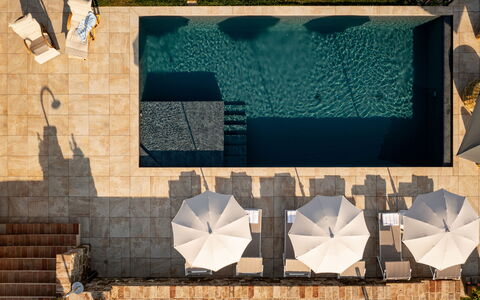 Casale Isidoro: Piscina, Material Compuesto, Mueble Para Exteriores, Sunlounger, Sombra, Fuente De Agua, Madera Dura, Losa, Loseta, Patio