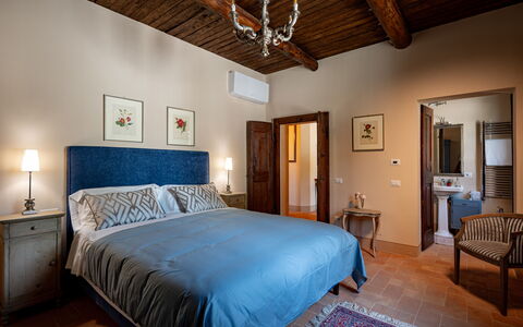 Casale Isidoro: Mueble, Cama, Habitación, Diseño De Interiores, Pared, Sábana, Lecho, Piso, Suelo, Madera