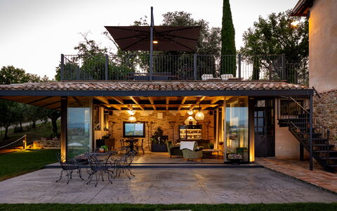 Casale Isidoro: Casa, Mueble, Puerta, Porche, Techo, Cabaña, Silla, Sombra, Inmuebles, Patio