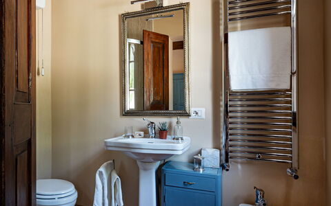 Casale Isidoro: Pared, Diseño De Interiores, Arreglo De Tubería, Piso, Suelo, Lavabo Del Baño, Baño, Encendiendo, Mueble, Techo