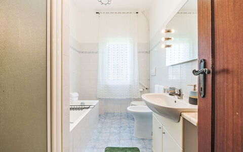 Celeste: Piso, Baño, Pared, Suelo, Diseño De Interiores, Arreglo De Tubería, Techo, Lavabo Del Baño, Plomería, Encendiendo