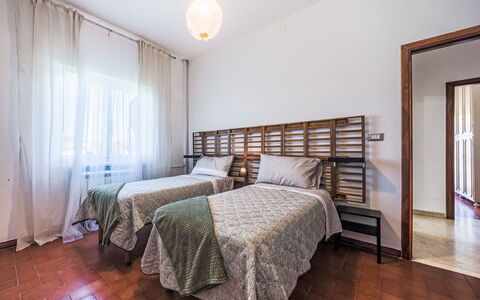 Celeste: Cama, Diseño De Interiores, Piso, Suelo, Habitación, Madera, Sábana, Mueble, Lecho, Techo