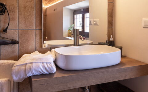 Villa Leone Reale: Baño, Diseño De Interiores, Arreglo De Tubería, Pared, Piso, Lavabo Del Baño, Lavabo, Grifo, Suelo, Mueble