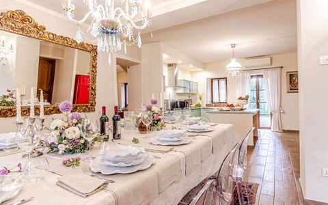 Villa Anna: Mueble, Diseño De Interiores, Mesa, Techo, Comedor, Silla, Textil, Piso, Habitación, Cocina Y Comedor Mesa