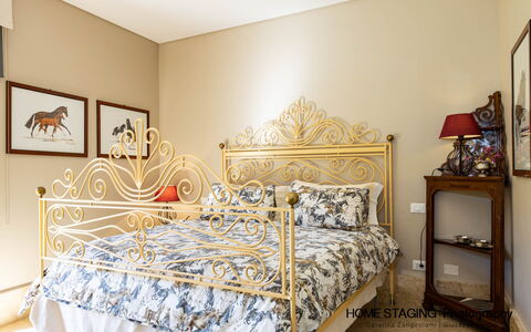 Villa Airone Tegoni, Pool, Radicondoli: Mueble, Diseño De Interiores, Cama, Habitación, Pared, Lecho, Sábana, Suelo, Piso, Linos