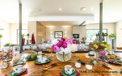 Villa Airone Tegoni, Pool, Radicondoli: Vajilla, Diseño De Interiores, Mueble, Mesa, Utensilios Para Servir, Comedor, Vajilla, Cocina Y Comedor Mesa, Porcelana, Silla