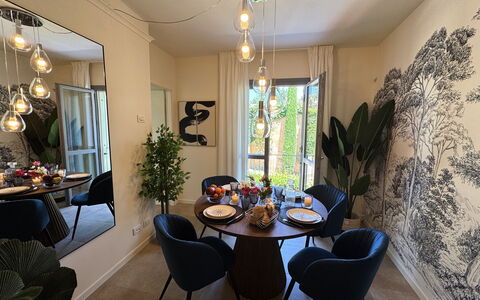 Ai Cantici: Mueble, Diseño De Interiores, Piso, Mesa, Silla, Habitación, Suelo, Comedor, Cocina Y Comedor Mesa, Techo