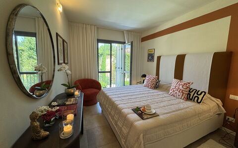 Ai Cantici: Mueble, Cama, Diseño De Interiores, Habitación, Piso, Sábana, Lecho, Suelo, Textil, Techo