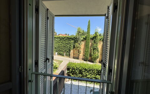 Ai Cantici: Balcón, Sombra, La Luz Del Día, Inicio De La Puerta, Patio Interior, Aluminio