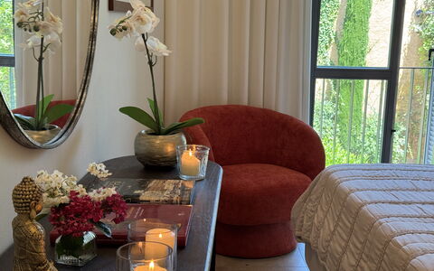 Ai Cantici: Mueble, Diseño De Interiores, Pared, Habitación, Encendiendo, Casa, Textil, Marco, Arrojar La Almohada, Suelo