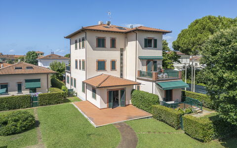 Attico Marino: Barrio Residencial, Arbusto, Casa, Asentamientos Humanos, Inmuebles, Departamento, Balcón, Césped, Jardín, Paisajismo