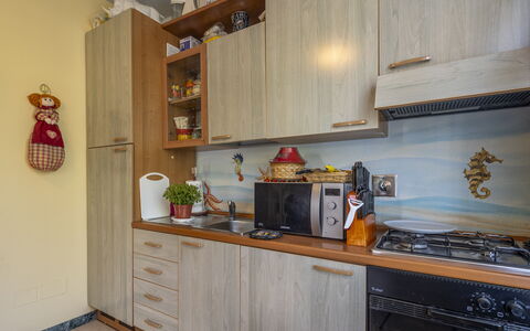 Attico Marino: Madera, Aparato De Cocina, Cocina, Electrodoméstico, Diseño De Interiores, Mostrador, Gabinetes, Piso, Habitación, Mueble