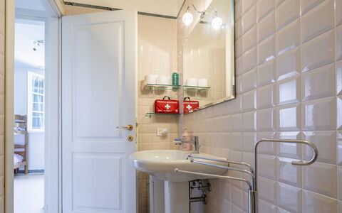 Attico Marino: Pared, Diseño De Interiores, Baño, Arreglo De Tubería, Piso, Suelo, Plomería, Lavabo Del Baño, Grifo, Loseta