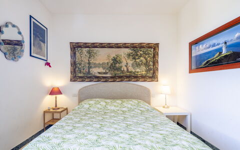 Attico Marino: Cama, Mueble, Habitación, Diseño De Interiores, Pared, Suelo, Lecho, Sábana, Piso, Madera