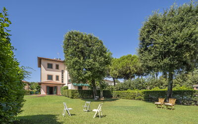 Attico Marino: Hierba, Arbusto, Casa, El Terreno Del Lote, Césped, Jardín, Inmuebles, Yarda, Paisajismo, Cobertura