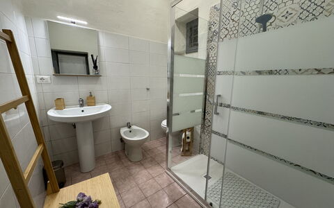 Il Cervo In Città: Baño, Arreglo De Tubería, Piso, Suelo, Diseño De Interiores, Baño, Lavabo Del Baño, Plomería, Lavabo, Grifo