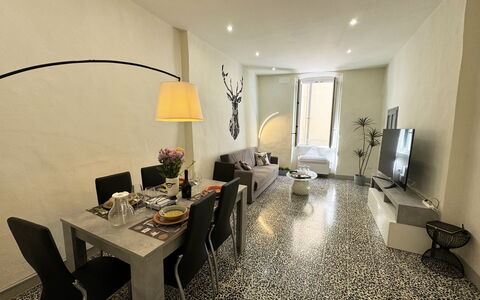 Il Cervo In Città: Diseño De Interiores, Mueble, Piso, Suelo, Techo, Encendiendo, Mesa, Habitación, Sala, Silla