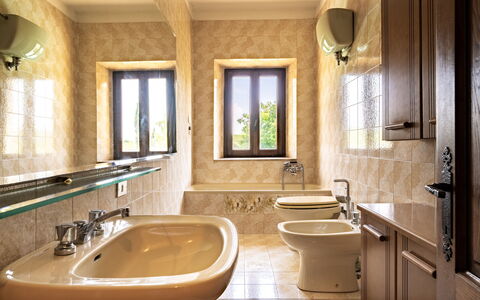 Casa La Cedrina, Pool, Lornano: Arreglo De Tubería, Lavabo Del Baño, Diseño De Interiores, Lavabo, Baño, Piso, Suelo, Grifo, Plomería, Encendiendo