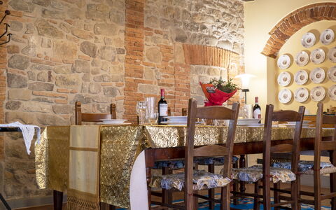 Country Historical House Lucca: Mueble, Diseño De Interiores, Madera, Mesa, Silla, Comedor, Techo, Piso, Cocina Y Comedor Mesa, Encendiendo