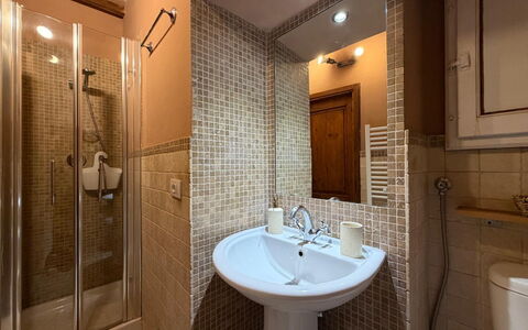 Appartamento Del Mercato: Baño, Lavabo Del Baño, Arreglo De Tubería, Lavabo, Pared, Piso, Diseño De Interiores, Suelo, Grifo, Espejo