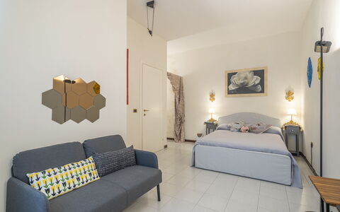 Casa Gioia In Lucca: Mueble, Diseño De Interiores, Pared, Piso, Suelo, Habitación, Techo, Habitación, Cama, Encendiendo