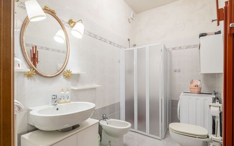 Casa Gioia In Lucca: Diseño De Interiores, Piso, Suelo, Habitación, Arreglo De Tubería, Techo, Mueble, Encendiendo, Baño, Casa