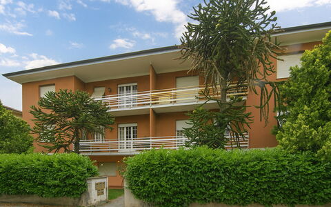 Butterfly Apartment In Lucca: Arbusto, Barrio Residencial, Departamento, Balcón, Inmuebles, Jardín, Yarda, Césped, Condominio, Sombra