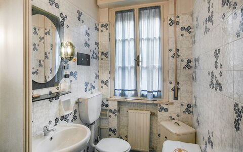 Butterfly Apartment In Lucca: Piso, Suelo, Diseño De Interiores, Puerta, Arreglo De Tubería, Loseta, Habitación, Baño, Plomería