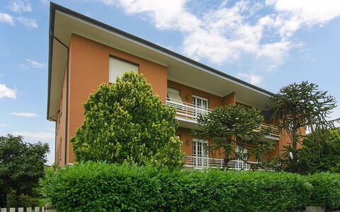 Butterfly Apartment In Lucca: Arbusto, Barrio Residencial, Cobertura, Jardín, Inmuebles, Césped, Yarda, Sombra, Paisajismo, Hacienda