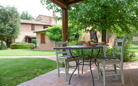 Oasi Della Pergola: Mueble, Mueble Para Exteriores, Mesa, Silla, Mesa Al Aire Libre, Jardín, Patio Interior, Cocina Y Comedor Mesa, Sombra, Estructura Al Aire Libre