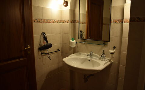 Oasi Della Pergola: Lavabo Del Baño, Arreglo De Tubería, Lavabo, Baño, Grifo, Diseño De Interiores, Piso, Plomería, Suelo, Espejo